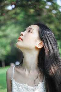 订婚宴，女友叫跑腿小妹替她当新娘
