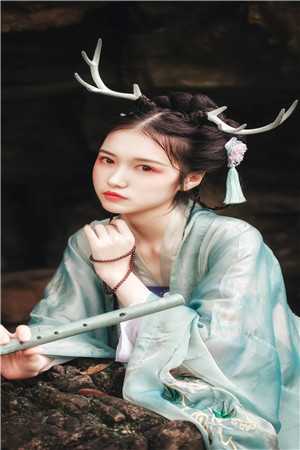 清明回家我妈逼我在坟前磕头认错