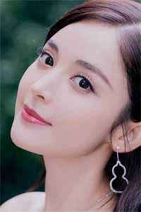 庶妹把我卖给人牙子，却不知我是黑市大佬白月光