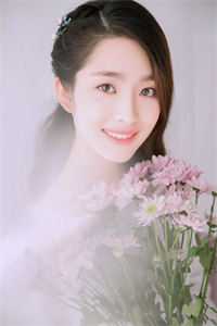 女儿手术差四千，老公却在给青梅挑百万项链